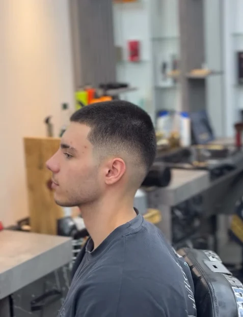 Kısa saç kesimi ve ense geçişli fade modeli