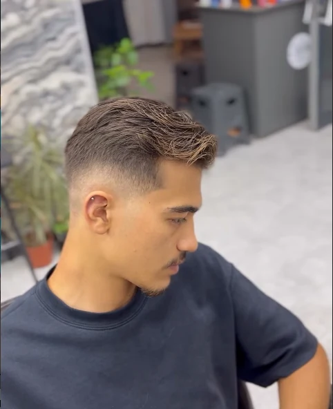 Yan ayrımlı modern fade saç kesimi